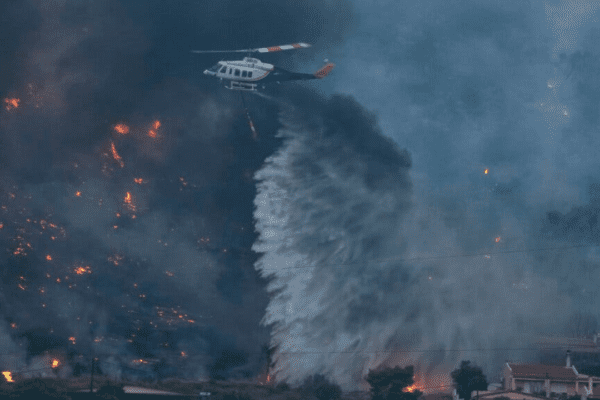 Zjarri në veriperëndim të Athinës, djeg disa shtëpi